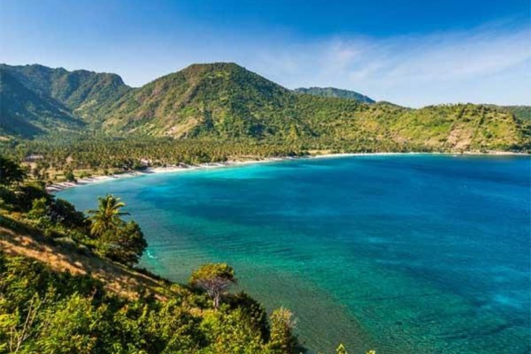 Panorama laut biru dan perbukitan hijau dari Bukit Malimbu Lombok Barat.