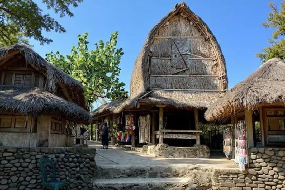 Rumah tradisional Suku Sasak di Desa Adat Sade sebagai destinasi wisata budaya Lombok Selatan