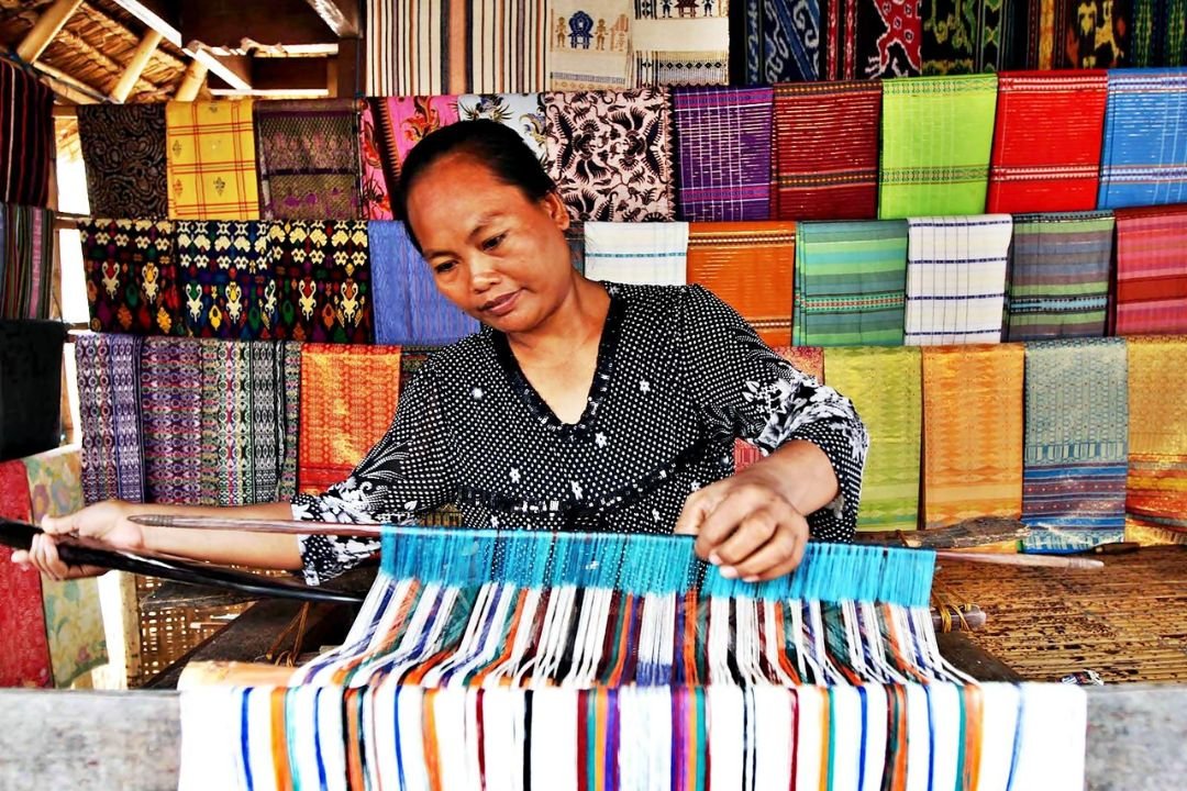 Kain tenun tradisional Sasak di Desa Sukarara sebagai daya tarik wisata budaya Lombok