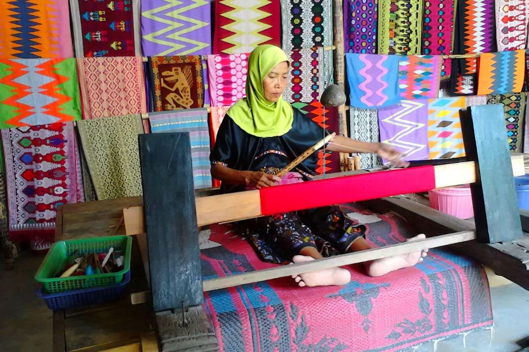 Motif kain tenun tradisional khas Sukarara yang menjadi daya tarik wisata budaya di Lombok Tengah