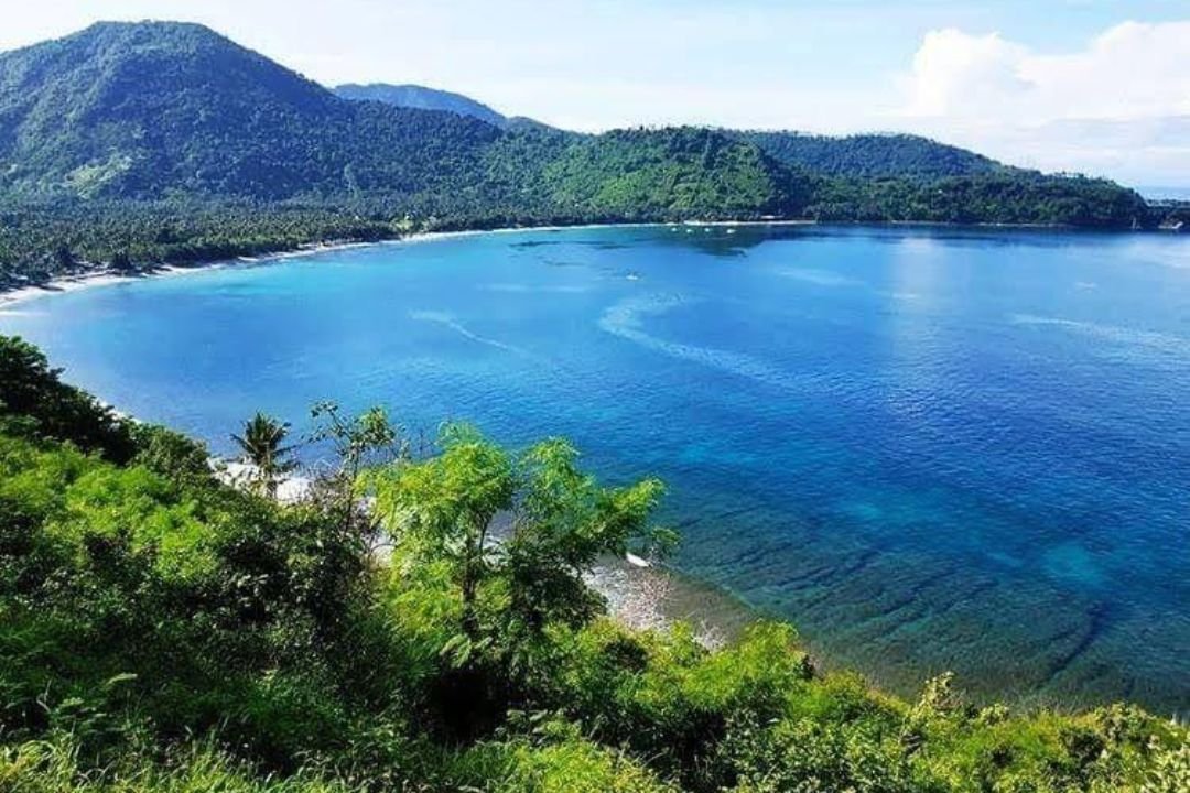 Pemandangan laut dan kepulauan Gili dari titik panorama Bukit Malimbu Lombok.