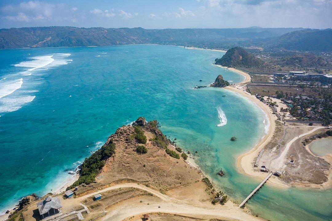 Panorama garis pantai dan perbukitan di kawasan wisata Kuta Mandalika Lombok Selatan