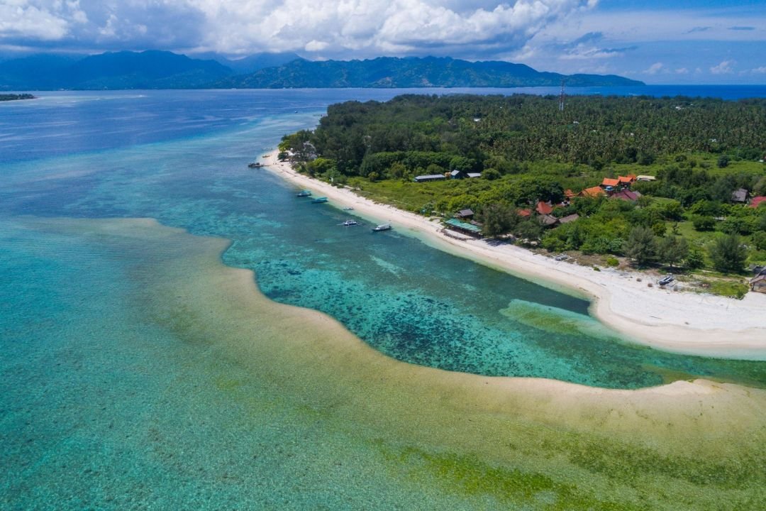 Pantai Gili Trawangan dengan pasir putih dan air laut jernih di kawasan wisata Lombok Utara.