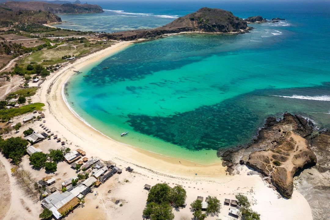 Pantai Tanjung Aan Lombok dengan hamparan pasir putih dan air laut jernih di Lombok Selatan
