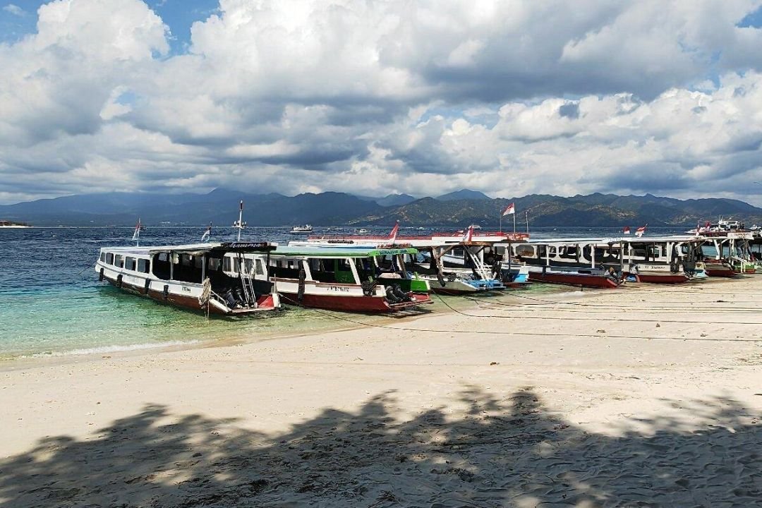 Perahu penyeberangan di Pelabuhan Bangsal untuk perjalanan wisata menuju Gili Trawangan.