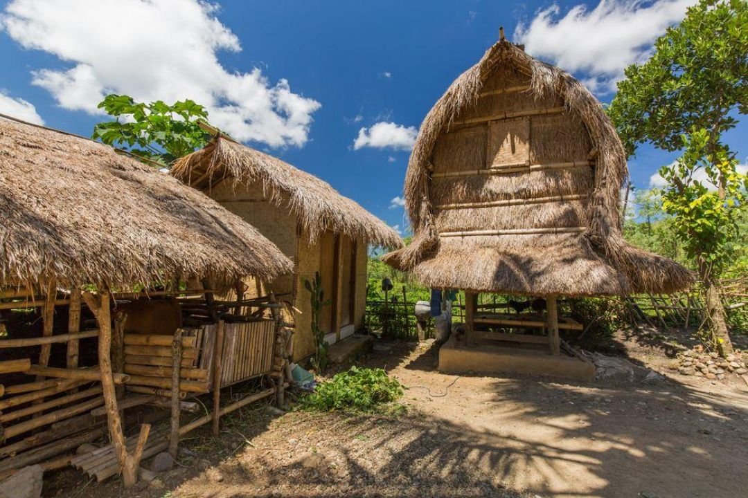 Jalan setapak di antara rumah tradisional Desa Sade dalam wisata budaya Sasak Lombok